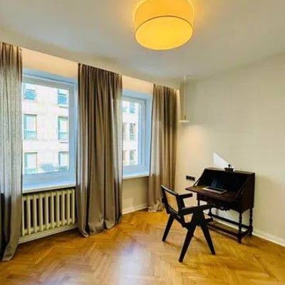 Alquiler de un elegante apartamento amueblado de 3 habitaciones, 74 m², Śródmieście, Varsovia, Polonia